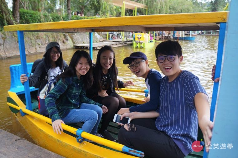 ▲ 菲律賓語言學校課外，假日和朋友一起到 Burham Park 划船，唸英文也要培養感情～