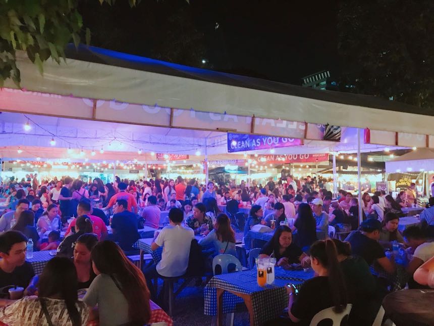 ▲ 菲律賓的夜市還滿乾淨的，而且有很多位子可以坐，在現場吃很方便