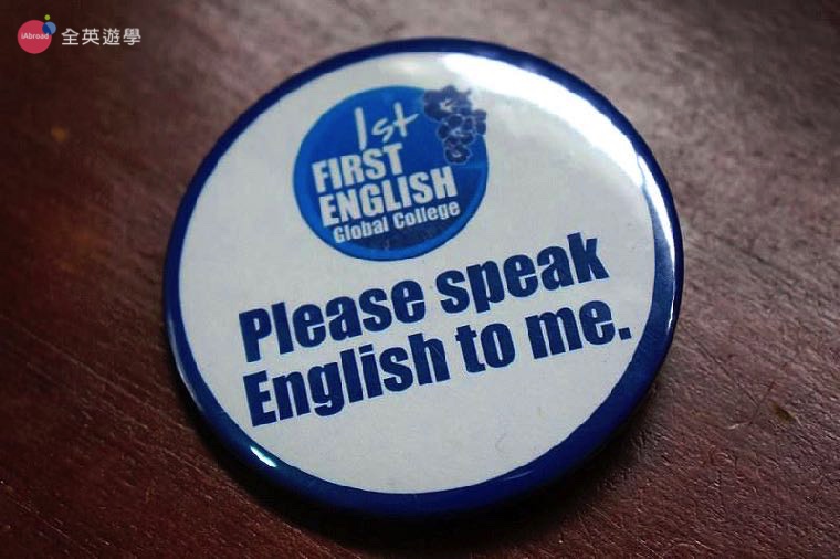 《First English 語言學校》參加「 EOP 挑戰」的學生都要配戴徽章，遇到他們一定只能用英文溝通喔！