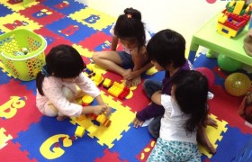 《First English 語言學校》小朋友的遊戲室，大家一起玩積木