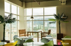 《IDEA Academia 語言學校》學生休息區一角，大大的落地窗還可以鳥瞰外面的風景