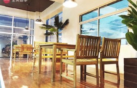 《IDEA Academia 語言學校》學生休息區，提供木質的桌椅