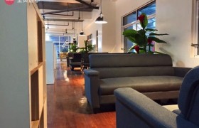 《IDEA Academia 語言學校》學生休息區，大又舒適的沙發，學生可以在這裡交流或是安靜的看書休息喔！