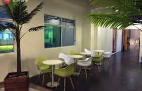 《IDEA Academia 語言學校》學生休息區像在咖啡廳一樣，非常舒適