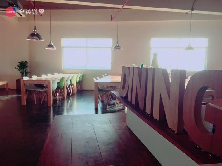 《IDEA Academia 語言學校》學生餐廳採用木質桌椅
