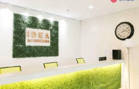 《IDEA Academia 語言學校》Lobby 裝潢現代化，明亮舒適