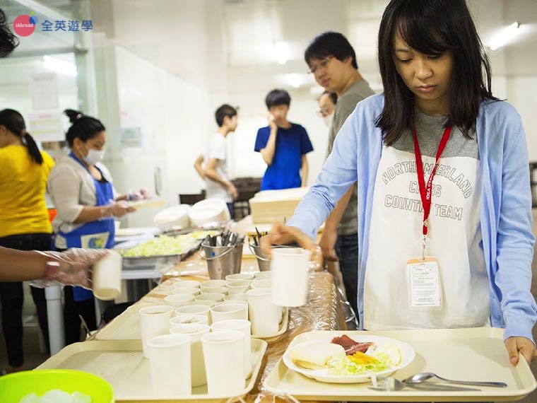 《IDEA Cebu 語言學校》學生餐廳採自助式，要吃多少可以自己酌量控制喔！