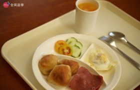 《IDEA Cebu 語言學校》早餐食物有小餐包、火腿、煎蛋、沙拉
