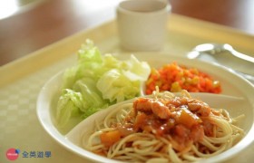《IDEA Cebu 語言學校》三餐菜色，除了白飯有時會提供義大利麵喔！