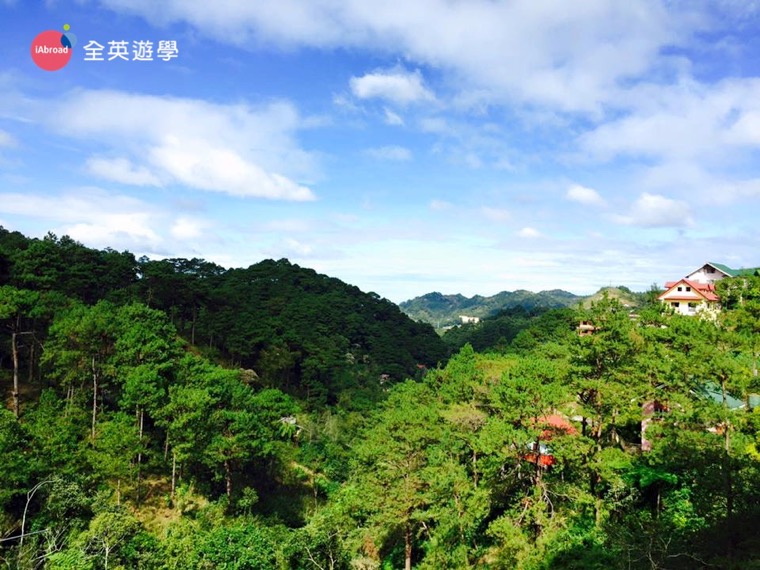 ▲ 碧瑤的天氣真的很舒服，很涼，像台灣的秋天。這張照片就是從教室走出來的露台拍的，乾季的時候，每天都是這種藍天白雲耶！