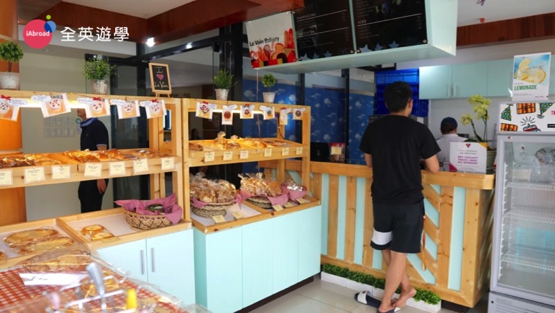 ▲ 知名韓國麵包店 Le Vain 在 PINES學校開的分店，超讚的啦！比外面的麵包貴一點，但PINES學生可打八折喔！