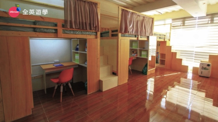 ▲ PINES 宿舍房間設計，就算住六人房，也讓每位學生享有隱私與獨立空間，上面是床鋪、下面是獨立的書桌、衣櫥、櫃子。每張書桌前，也有插座喔！