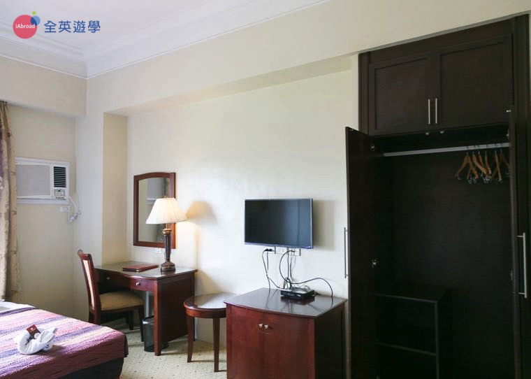 《IDEA Academia 語言學校》校外宿舍 Sarrosa Hotel ，有電視、冷氣、衣櫥