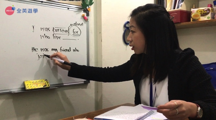 ▲ Teacher Kim 會把錯誤的地方寫在白板上，再帶著學生一起訂正