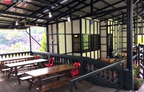 《Baguio JIC 語言學校》學生餐廳外也有用餐的地方