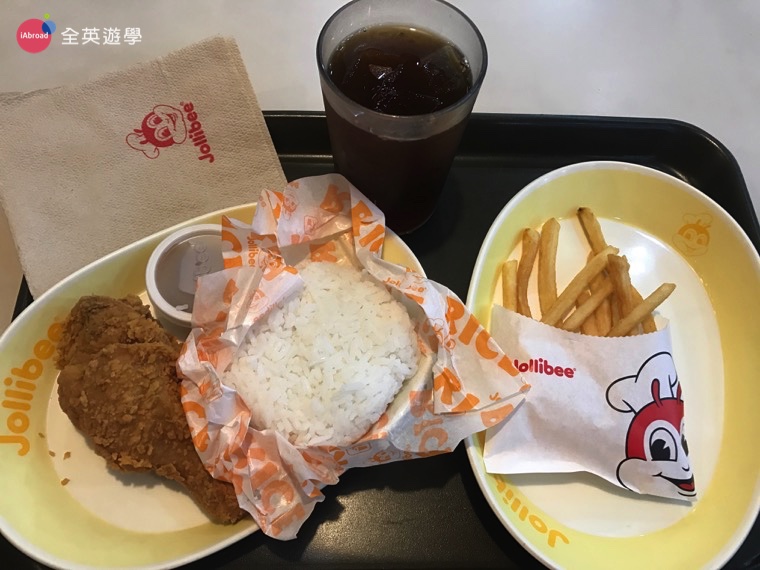 ▲ Jollibee 的套餐有點像台灣的丹丹漢堡，西式中式食物搭在一起吃，吃炸雞配白飯，是不是超特別的啊？