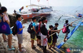 《English Fella 語言學校》週末活動，Nalusuan Island 跳島浮潛，準備搭船出海