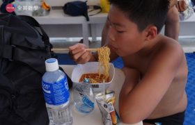 《English Fella 語言學校》週末活動，Nalusuan Island 跳島浮淺，船上還可以吃到現煮的「辛拉麵」！