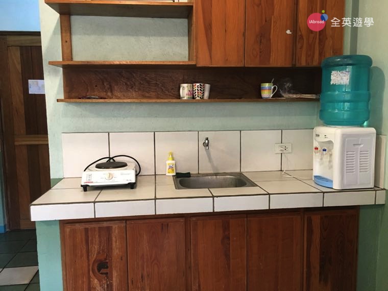 ▲ 廚房都有飲水機和電磁爐，可以自己在房間裡面開伙很方便喔！尤其是吃素的學生！