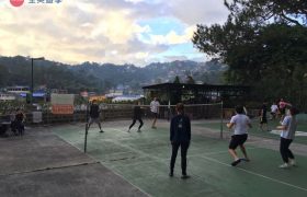 《Baguio JIC 語言學校》羽球場，學生課後都會來這邊運動喔！