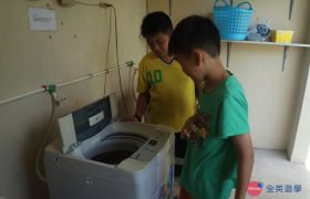 《English Fella 語言學校》學生自己把衣服拿去洗，宿舍提供洗衣機