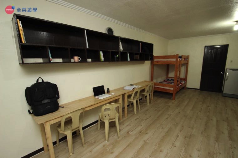《A&J e-EduDC 語言學校》四人房，每個學生都有自己專屬的桌椅和置物櫃