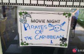 《First English 語言學校》每週三都會有「Movie Night 電影之夜」，有電影可以看喔！