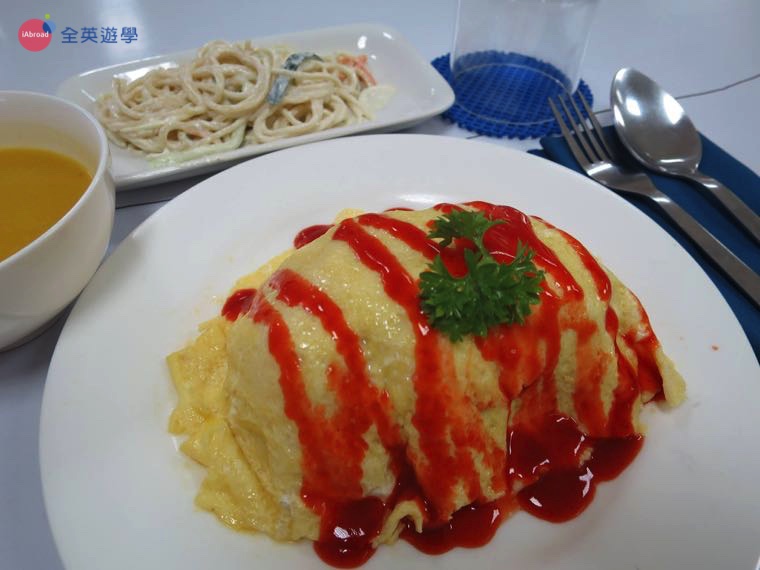 《First English 語言學校》餐廳有時會有蛋包飯，讓台灣學生回顧一下家鄉味！