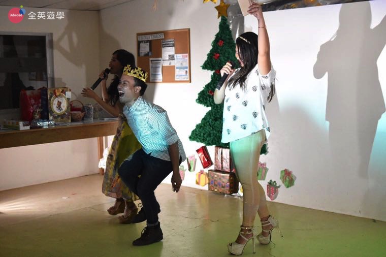 《First English 語言學校》Christmas Party 聖誕節派對，又唱又跳的老師們～