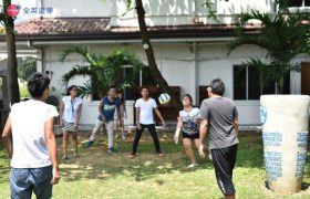 《First English 語言學校》學生課後都會來花園廣場運動，打排球