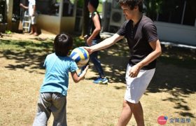 《First English 語言學校》學生課後都會來花園廣場運動，打排球