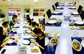 《First English 語言學校》學生餐廳，左邊「EOP Table」代表用餐時只能說英文喔！