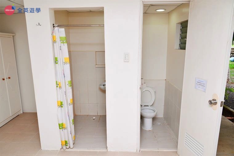 《First English 語言學校》宿舍的廁所和淋浴設備是分開的！不會有想上廁所卻遇到室友在洗澡的狀況！