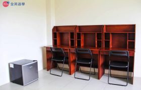 《First English 語言學校》學生宿舍三人房，有提供書桌椅和冰箱