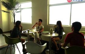 《IDEA Academia 語言學校》課後三五好友在「休息區」喝咖啡，聊聊天～
