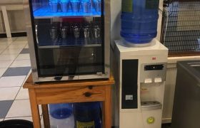 《A&J e-EduDC 語言學校》學生餐廳裡有飲水機
