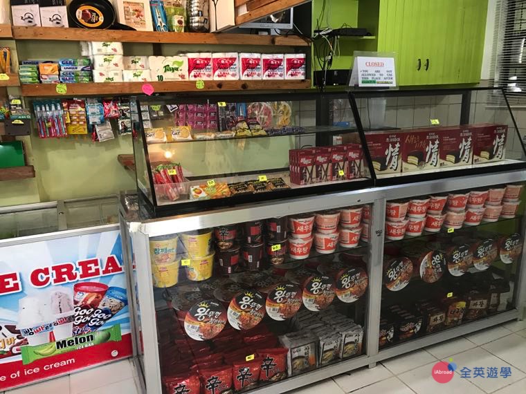 《Baguio JIC 語言學校》福利社有賣零食餅乾、泡麵！還有一些生活用品（牙刷、衛生紙等）