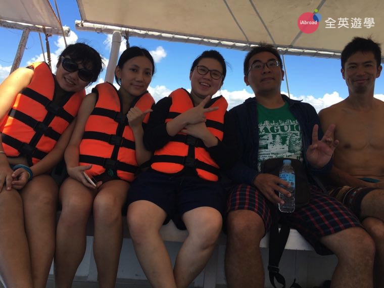 ▲ 全英顧問 Inki 來探訪，和 SMEAG 學校朋友準備出海！跳島行程，宿霧 Cebu 必玩！