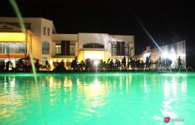 EG 戶外游泳池畔的夜景，好有度假的 Fu 啊～