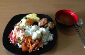 EG 午餐：日式漢堡包、火腿、蛋、蔬菜、蘿蔔、白飯、泡菜、鳳梨、味增湯
