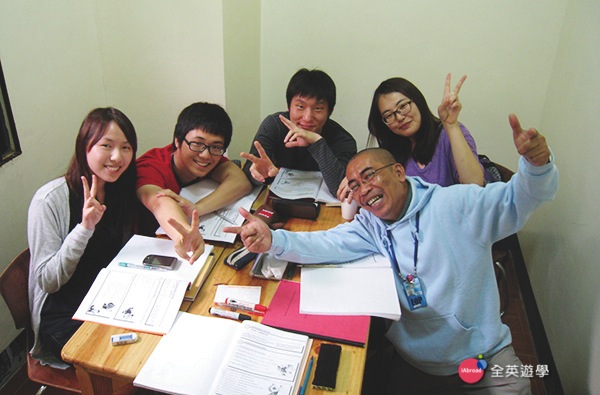 《MONOL 語言學校》 一對四小班團體課