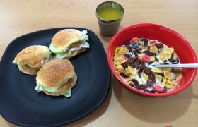 EG 早餐：小漢堡、玉米穀片、果汁