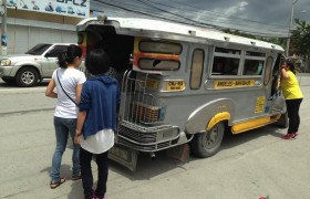 克拉克最方便的交通工具之一 Jeepney