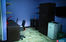 CIP 房間設施 (床鋪、桌椅、衣櫥、冰箱、電視、DVD 播放機、衛浴)