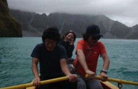 在火山湖上划船！好刺激啊～