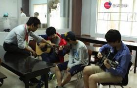 HELP Longlong 語言學校  吉他課