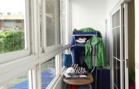 《Wales 語言學校》單人房 (Single Room) ，每間都有獨立衛浴＆陽台＆冰箱喔 ～