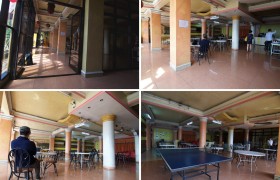 《TALK 語言學校》 (E&E 多益校區) 學生餐廳旁有桌球桌。校內嚴禁一煙，但2F, 3F, 4F, 5F 戶外陽台有專屬吸菸區