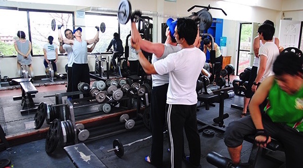 《MONOL 碧瑤語言學校》健身房教練超專業，有重量訓練、雕塑課程、拳擊、自我防衛、武術，菲律賓遊學結束後，男生都變肌肉男，女生都越來越愛照鏡子啦～