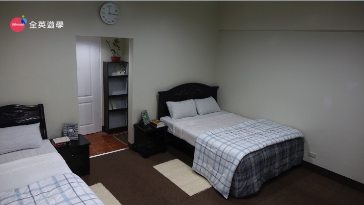 Monol 學校宿舍雙人房，超大床鋪，空間寬敞舒適，每間房間都有窗戶喔